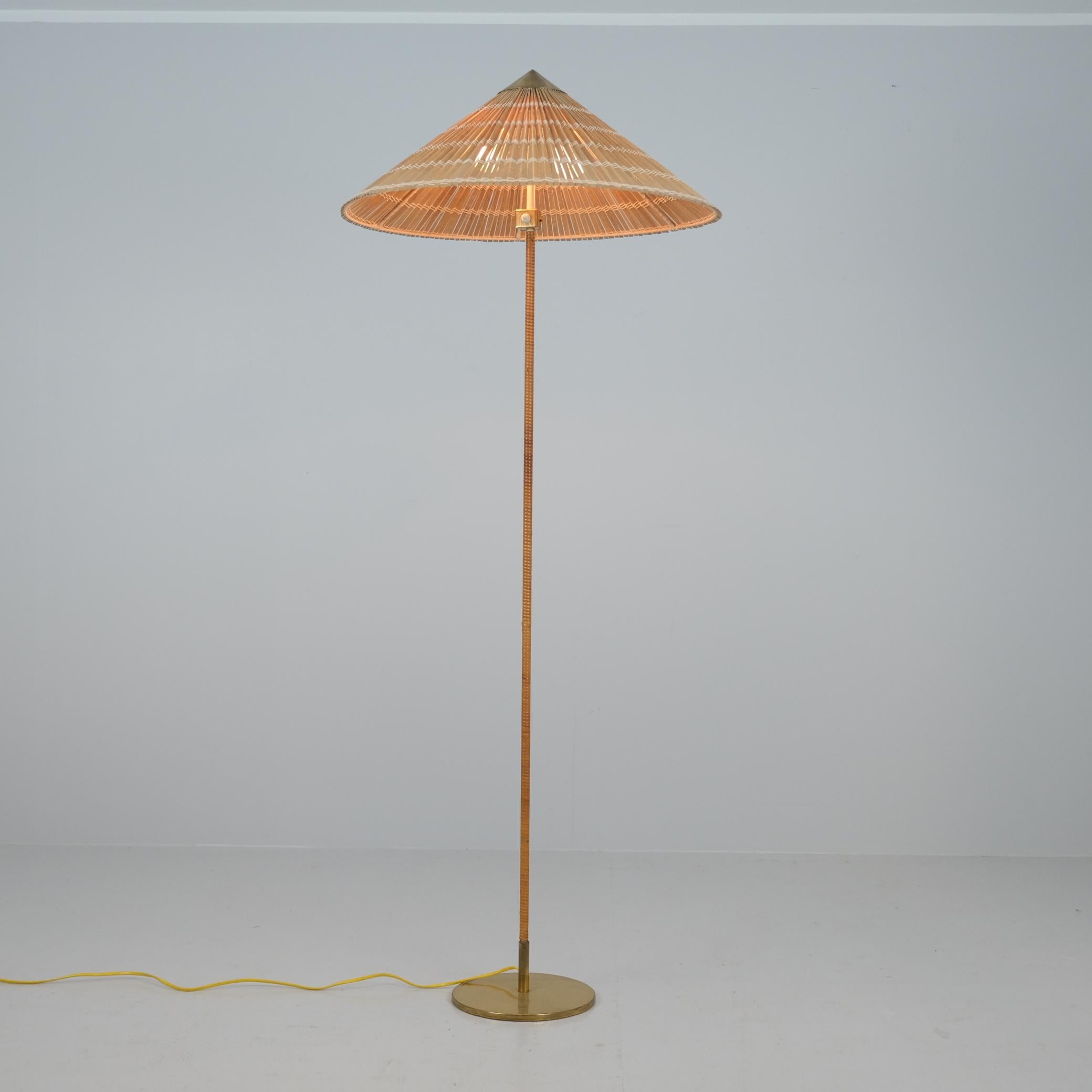 Diese ikonische Stehleuchte wurde ursprünglich von Paavo Tynell in den späten 1930er Jahren entworfen und während der goldenen Ära des Tynell-Designs in der zweiten Hälfte der 1940er Jahre weiterentwickelt. Bei dieser exquisiten Lampe sind noch alle