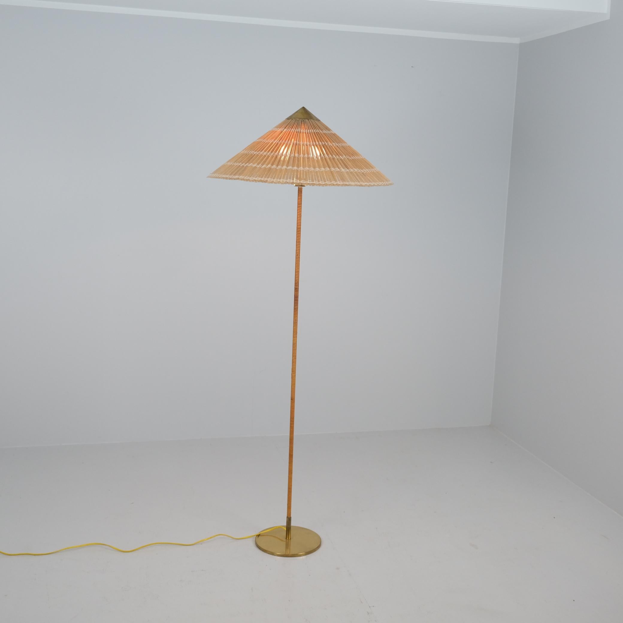 Chinesische Hut-Stehlampe 9602 von Paavo Tynell, Messing & Rattan, Taito 1940er Jahre (Finnisch) im Angebot