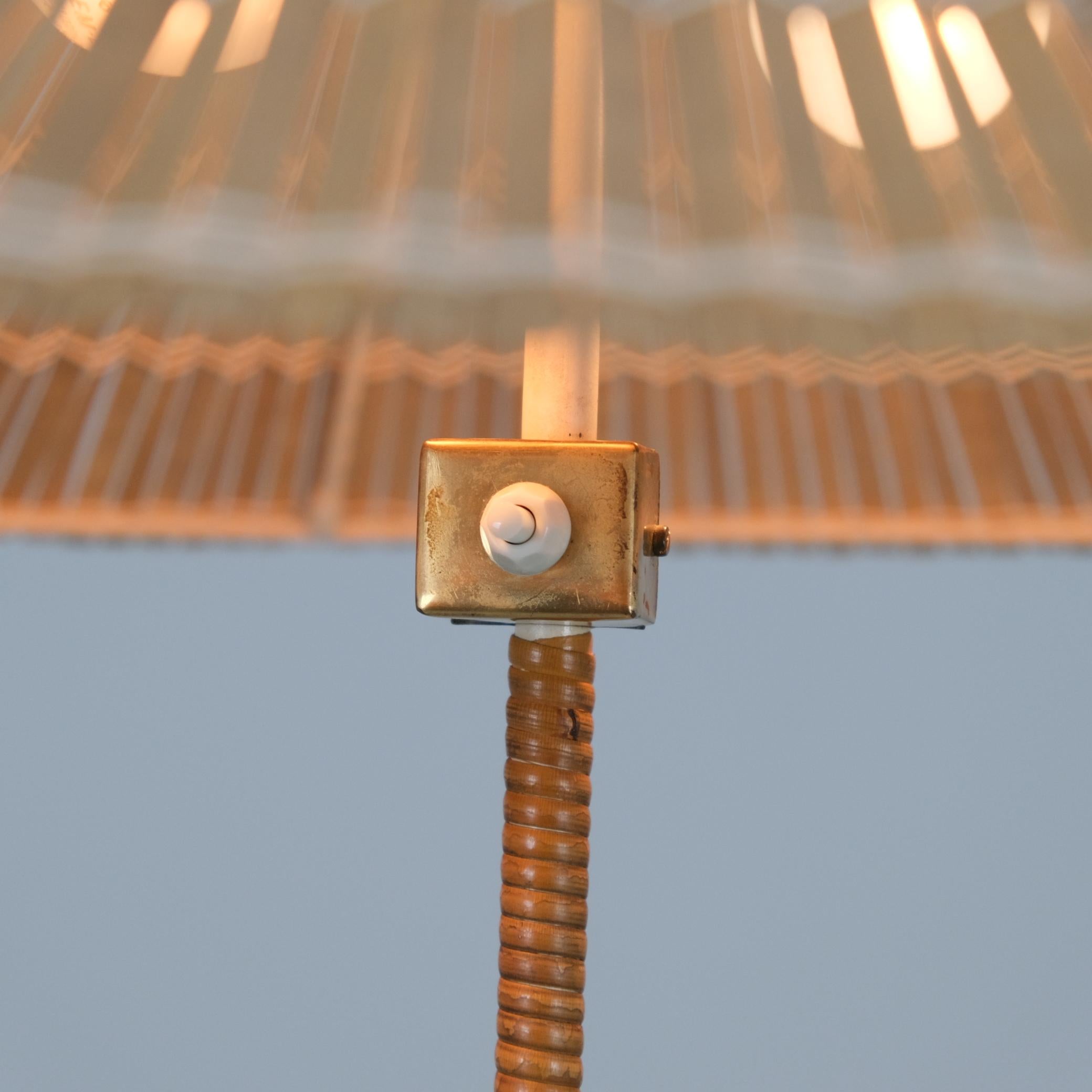 Chinesische Hut-Stehlampe 9602 von Paavo Tynell, Messing & Rattan, Taito 1940er Jahre im Zustand „Gut“ im Angebot in Helsinki, FI