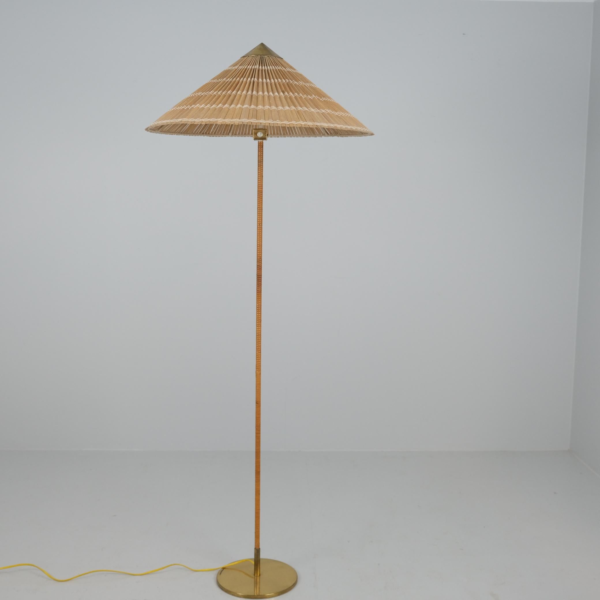 Chinesische Hut-Stehlampe 9602 von Paavo Tynell, Messing & Rattan, Taito 1940er Jahre im Angebot 6