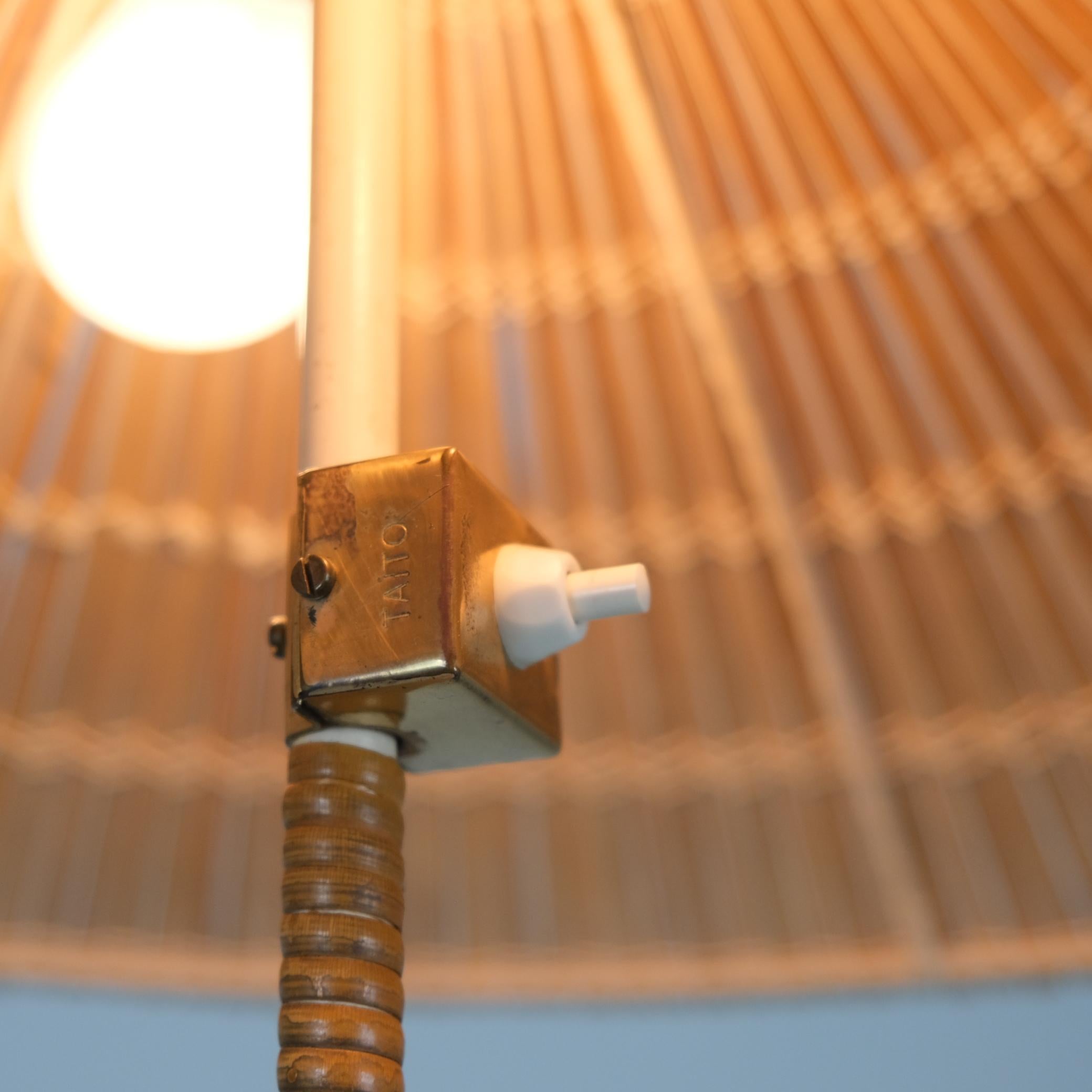 Chinesische Hut-Stehlampe 9602 von Paavo Tynell, Messing & Rattan, Taito 1940er Jahre im Angebot 3
