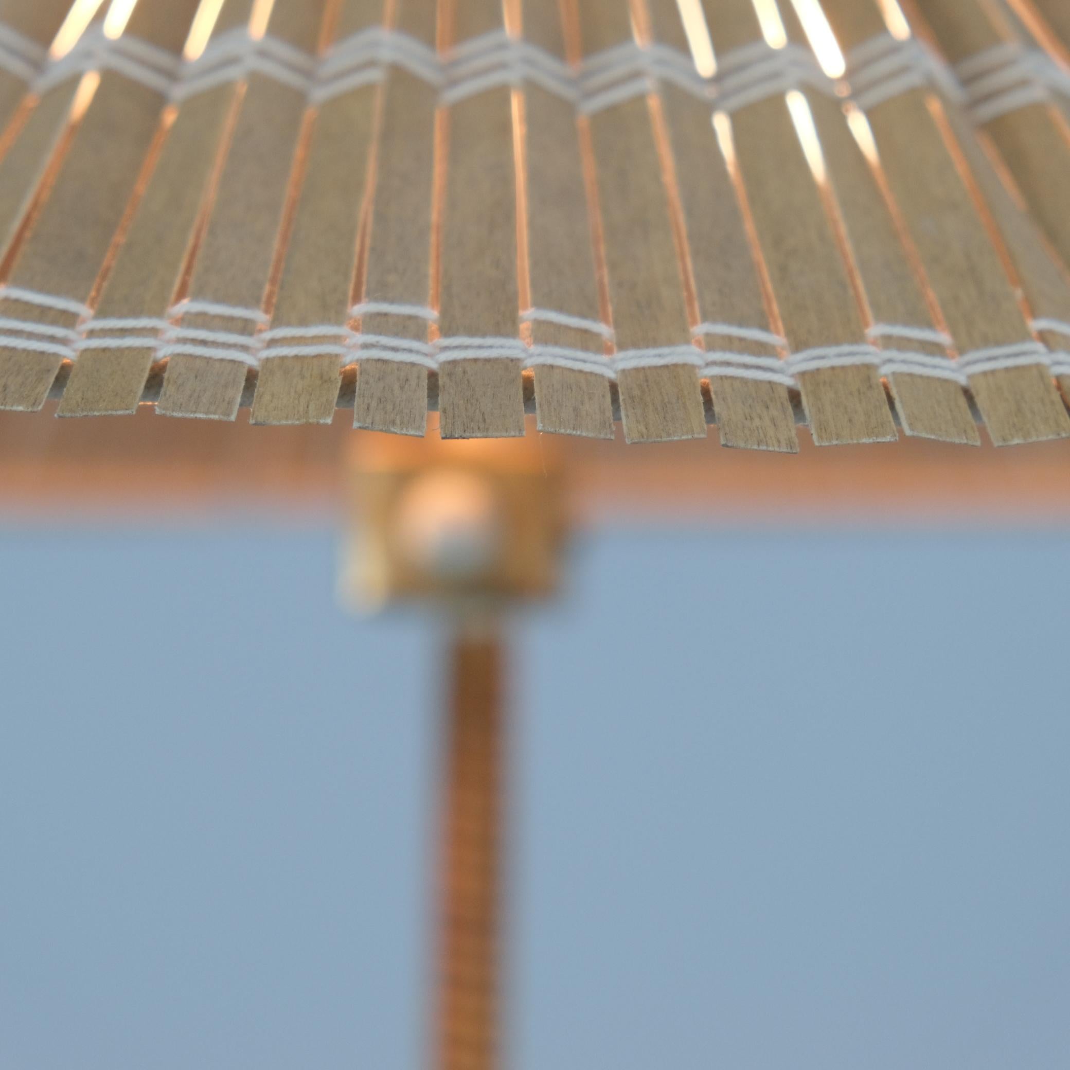 Chinesische Hut-Stehlampe 9602 von Paavo Tynell, Messing & Rattan, Taito 1940er Jahre (Mitte des 20. Jahrhunderts) im Angebot