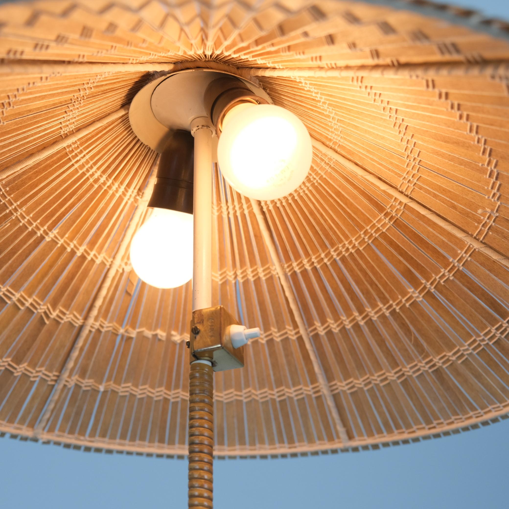 Chinesische Hut-Stehlampe 9602 von Paavo Tynell, Messing & Rattan, Taito 1940er Jahre im Angebot 5