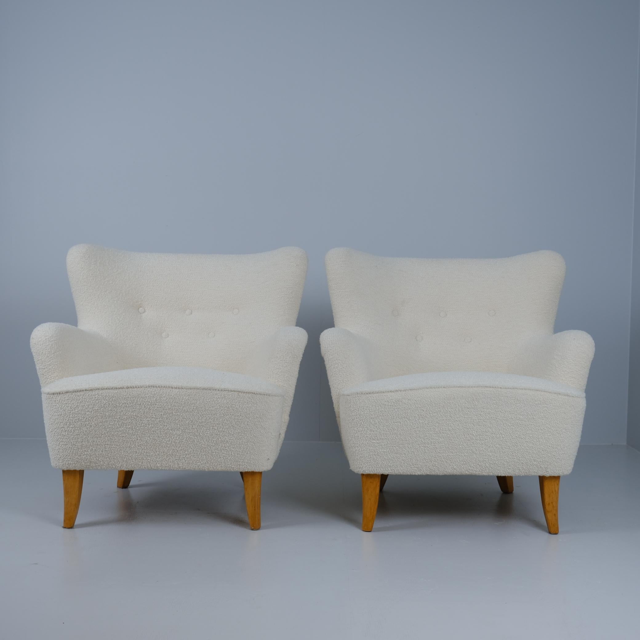 Finlandais Paire de fauteuils Ilmari Lappalainen Laila tapissés en blanc, Asko 1950s en vente