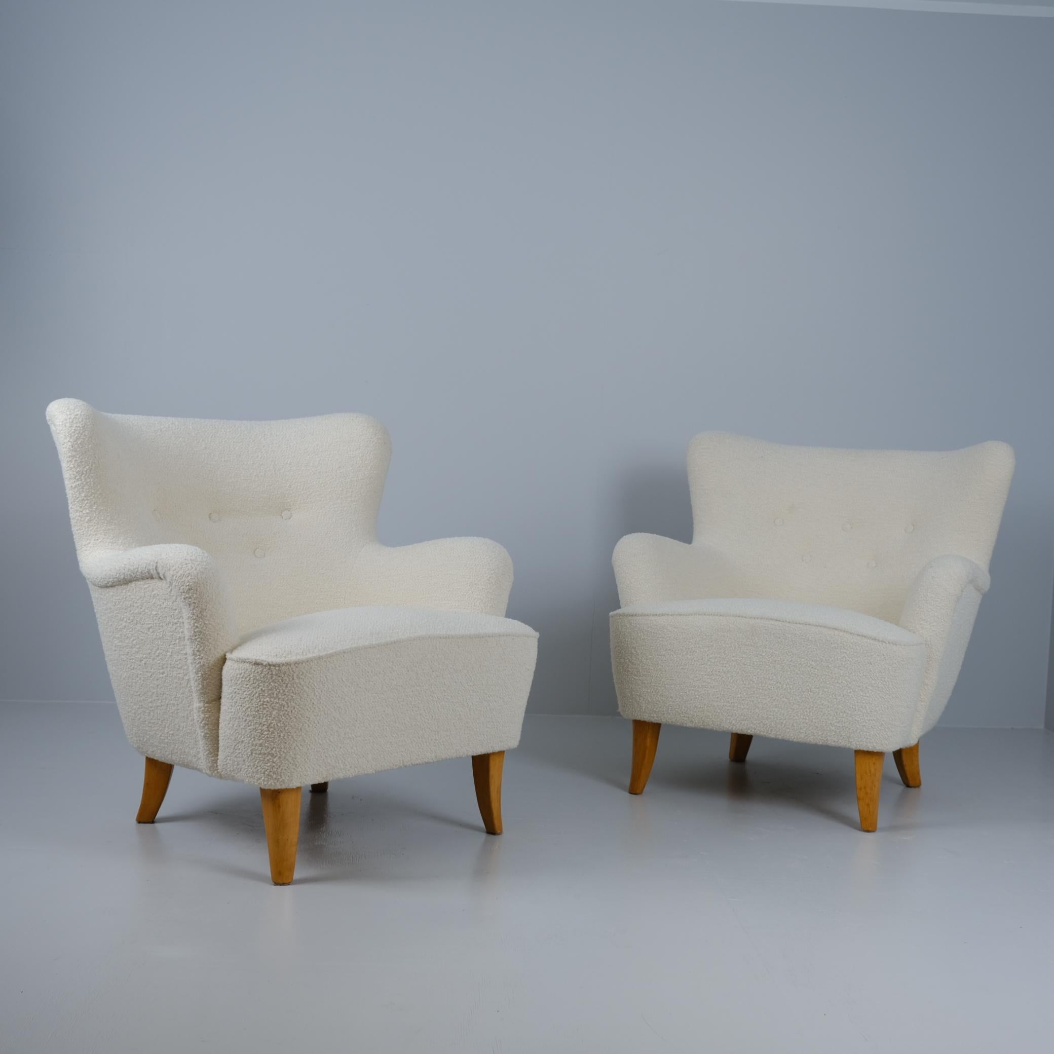 Paire d'élégants fauteuils conçus par Ilmari Lappalainen et fabriqués par Asko/One en Finlande dans les années 1950. Hormis le rembourrage, les corps des chaises sont dans leur état d'origine et en très bon état. 

Les fauteuils sont de taille