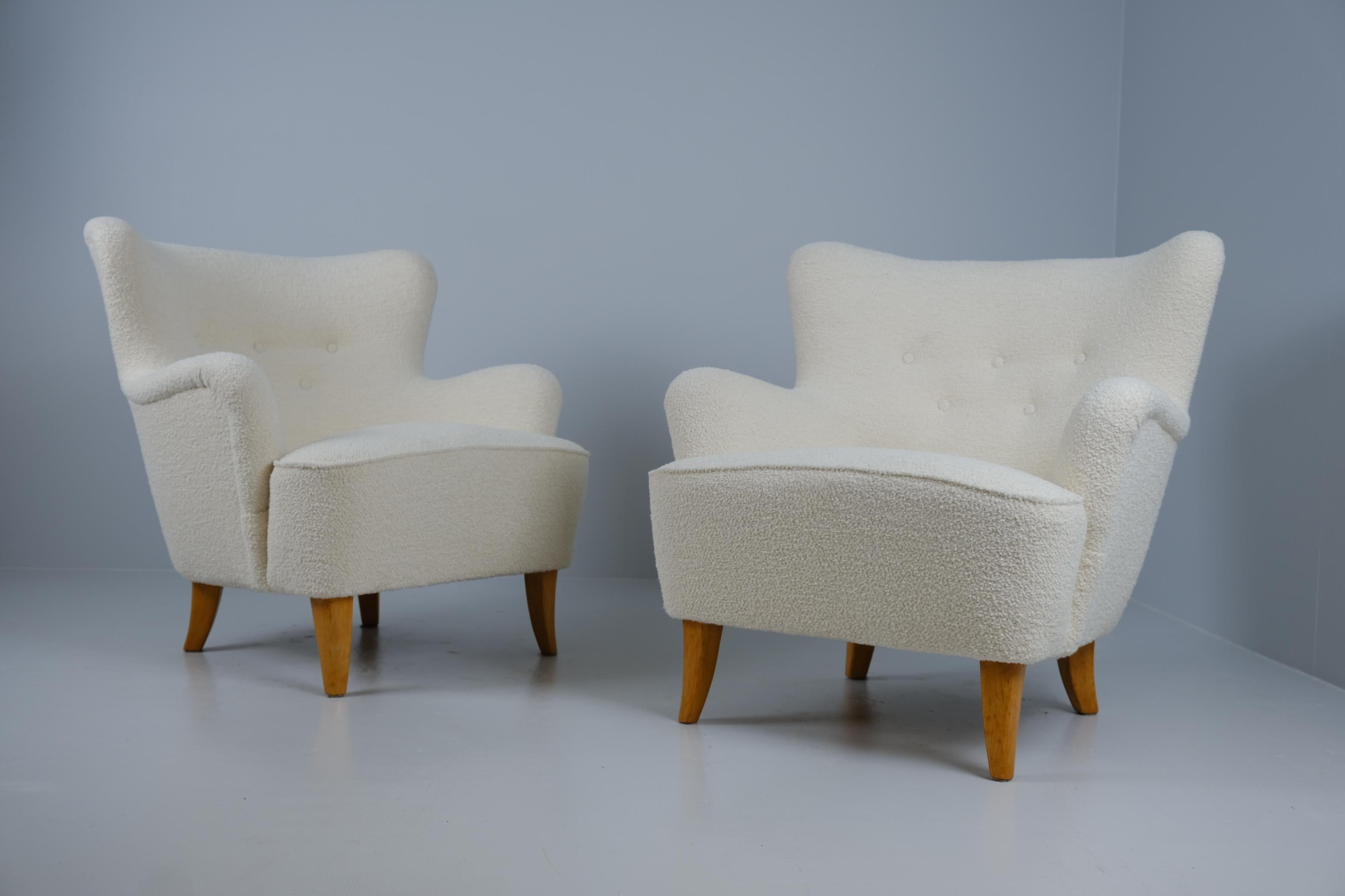 Tissu Paire de fauteuils Ilmari Lappalainen Laila tapissés en blanc, Asko 1950s en vente