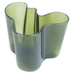 Jarrón icónico Alvar Aalto Savoy Model. 3030 en verde oscuro, Iittala Años 50