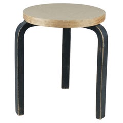 Tabouret à 3 pieds Alvar Aalto+Aalto, modèle 60, linoléum beige et pieds noirs, Artek, années 1950
