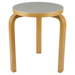 Tabouret à 3 pieds modèle 60 en bouleau et linoléum beige, Alvar Aalto+Aalto, Artek, années 1950