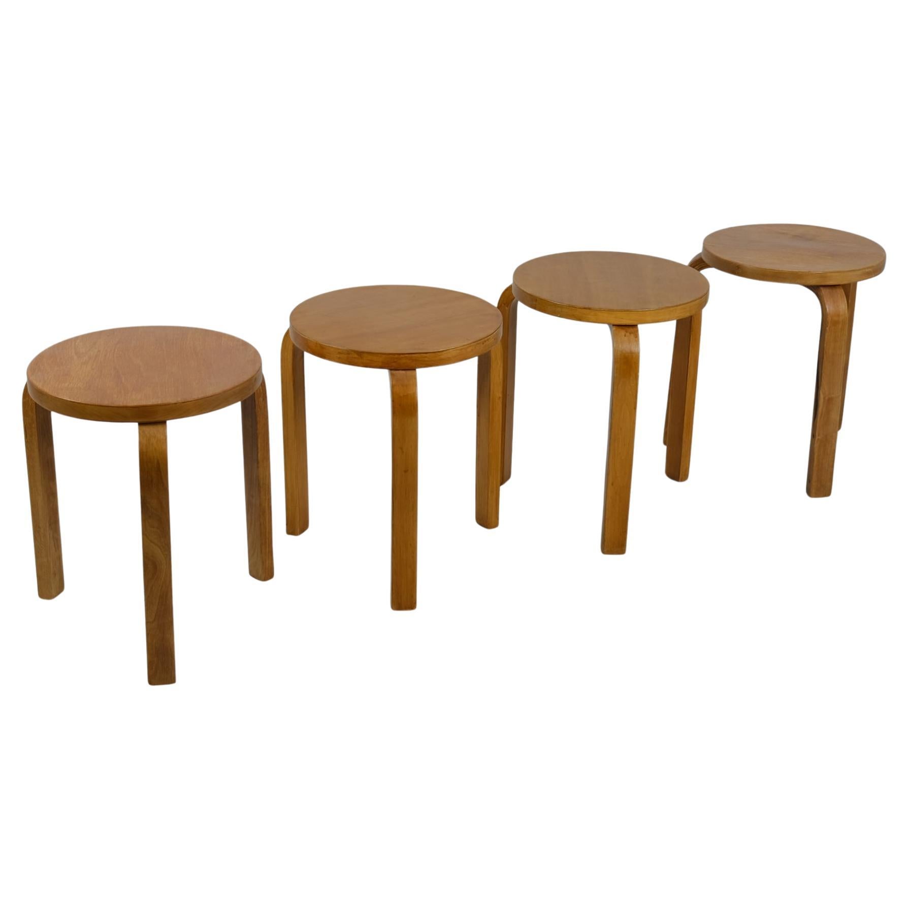 Set von 4 stapelbaren Alvar Aalto-Hockern mit 3 Beinen, Modell 60 in Brich, Artek 1930er Jahre