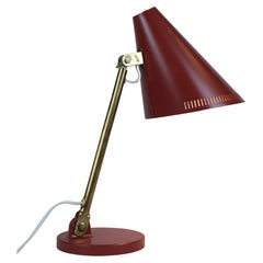 Lámpara de mesa Paavo Tynell modelo 9222 en rojo y latón, Idman Años 50