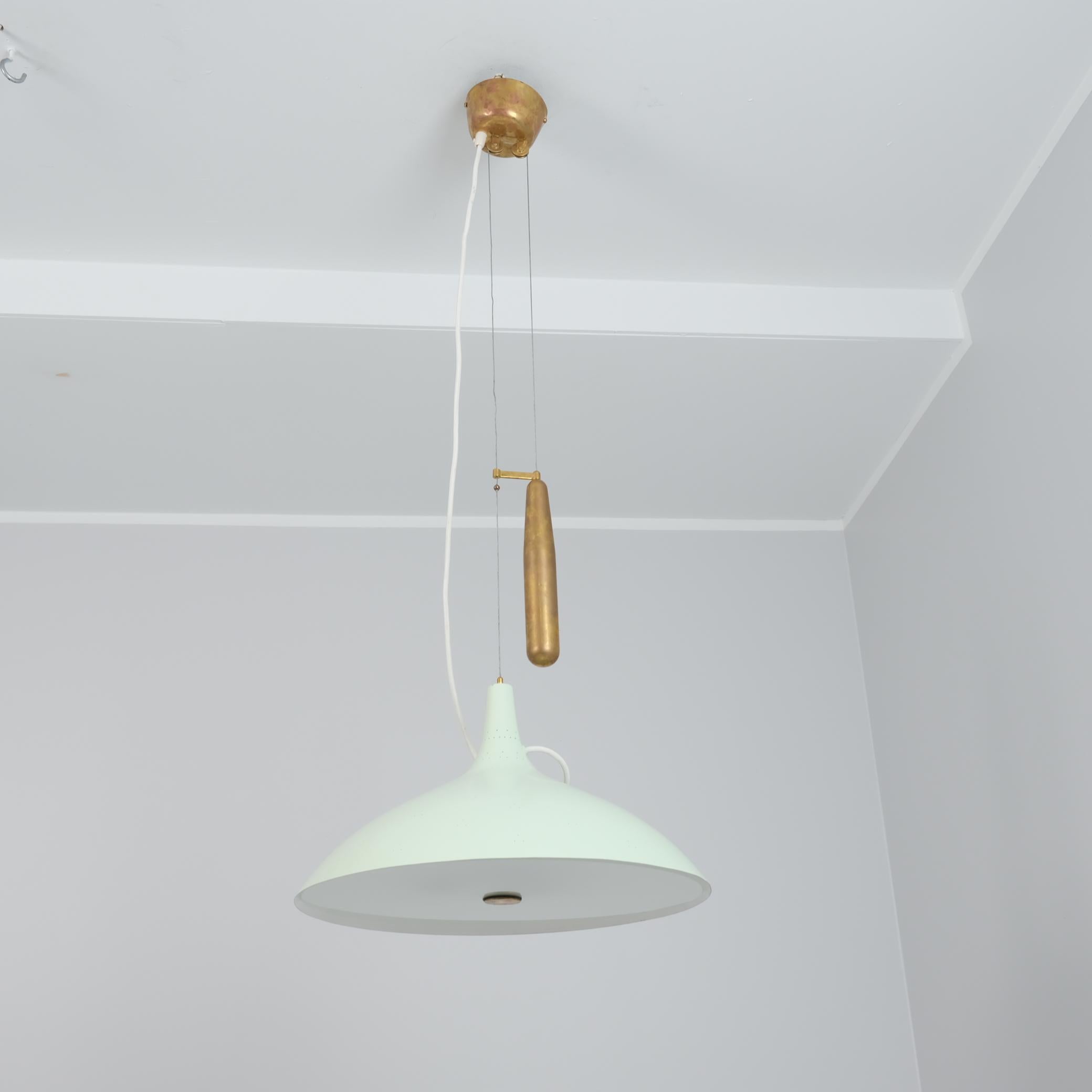Plafonnier réglable modèle A1965 conçu par Paavo Tynell et fabriqué par Taito Oy en Finlande dans les années 1950. Cette lampe est dotée d'un mécanisme de contrepoids qui permet d'en régler la hauteur et qui témoigne du génie de Tynell en tant que