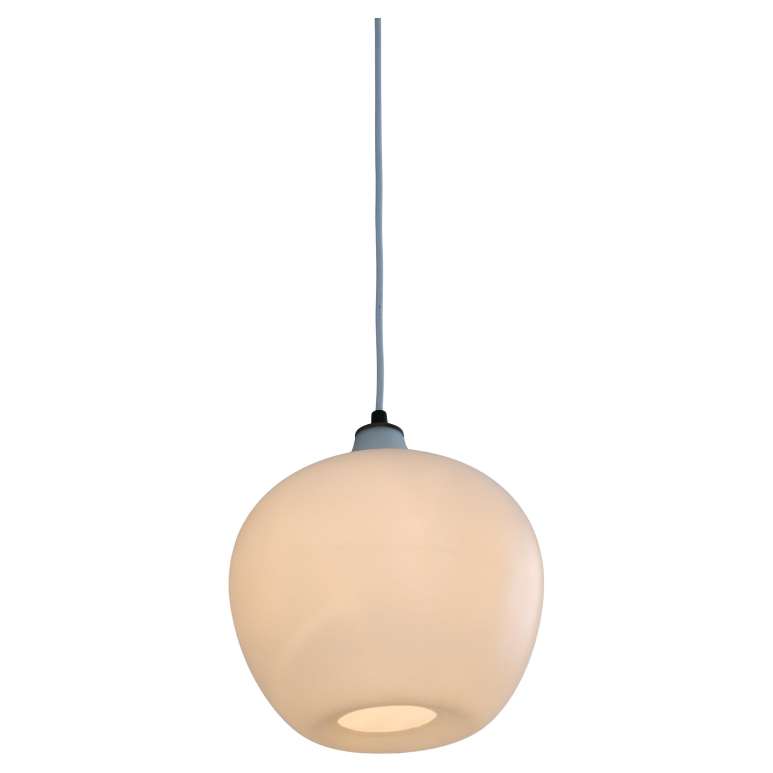 Lampada da soffitto minimalista Tapio Wirkkala modello 51129 in vetro opalino bianco, anni '50