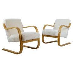 Alvar Aalto Pareja de sillones cantilever acolchados de piel de oveja Modelo 402, Artek Años 50