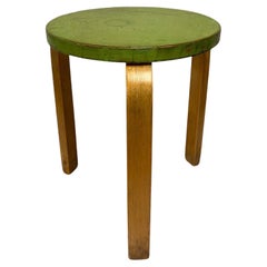 Tabouret à 3 pieds iconique Alvar Aalto, modèle 60, peinture en bouleau et vert, Artek, années 1940