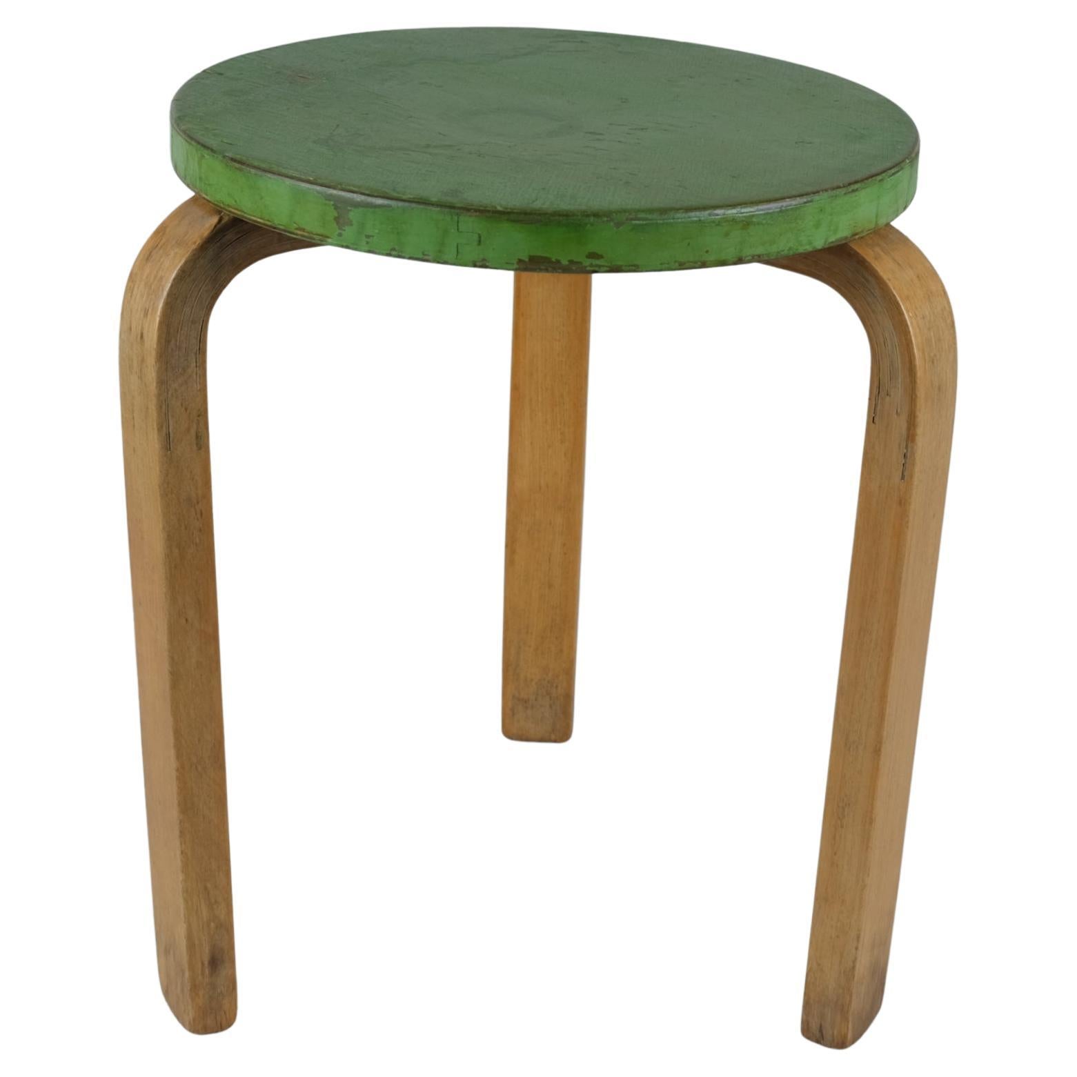Icónico taburete de 3 patas Alvar Aalto Modelo 60, abedul y pintura verde, Artek Década de 1940 en venta