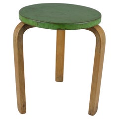 Icónico taburete de 3 patas Alvar Aalto Modelo 60, abedul y pintura verde, Artek Década de 1940