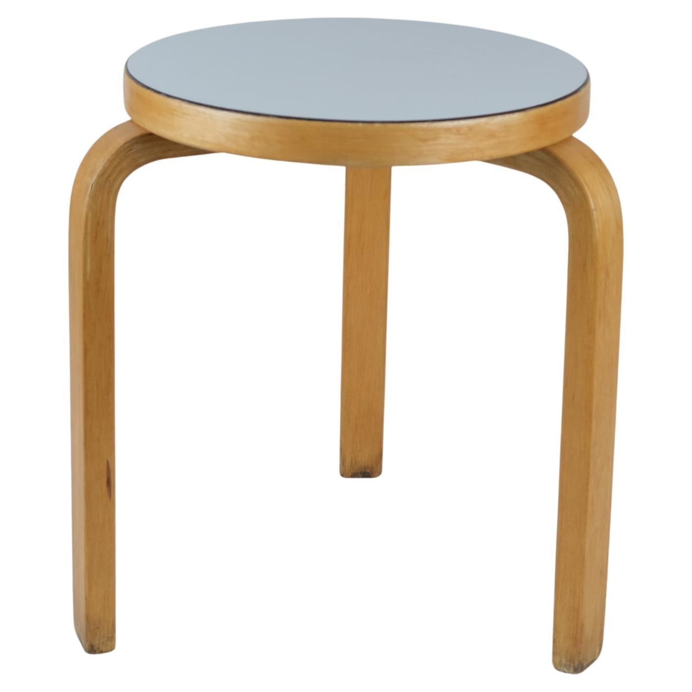 Icónico taburete de 3 patas Alvar Aalto Modelo 60, abedul y fórmica blanca, Artek Años 40