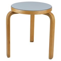 Icónico taburete de 3 patas Alvar Aalto Modelo 60, abedul y fórmica blanca, Artek Años 40