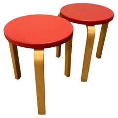 Pareja de taburetes Alvar Aalto Modelo 60, tapicería de pegamoide rojo, Artek Años 50