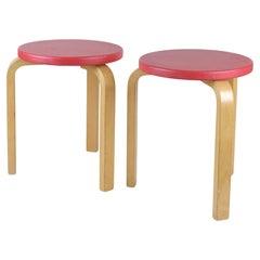 Ein Paar Alvar Aalto-Hocker Modell 60, rote Pegamoid-Polsterung, Artek 1950er Jahre