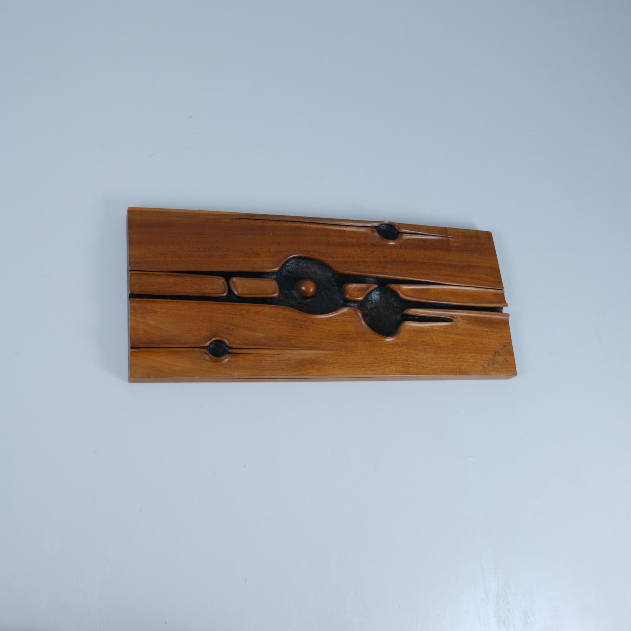 Mid-Century moderno Rilievo da parete in teak bruciato, K.K. Nykänen 1972 Finlandia in vendita
