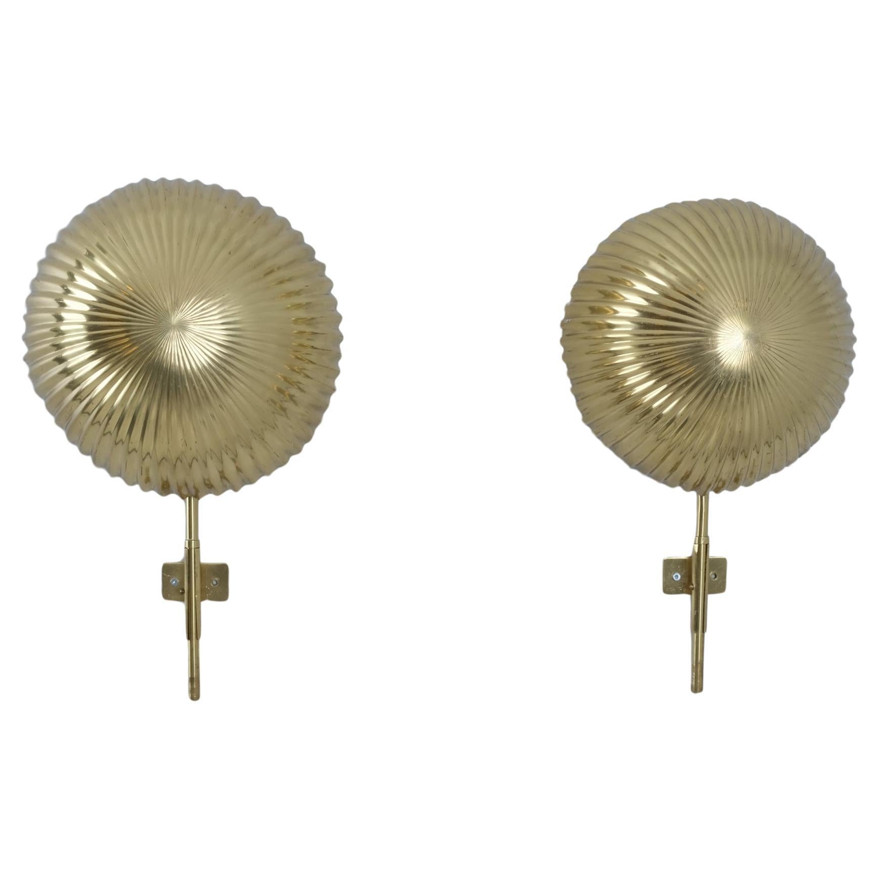 Paavo Tynell Pair of Large Seashell Wall Scones in Full Brass, Taito 1950s in vendita