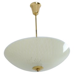 Plafonnier du milieu du siècle en laiton et verre gravé, Lasipaino Oy, Finlande, années 1950