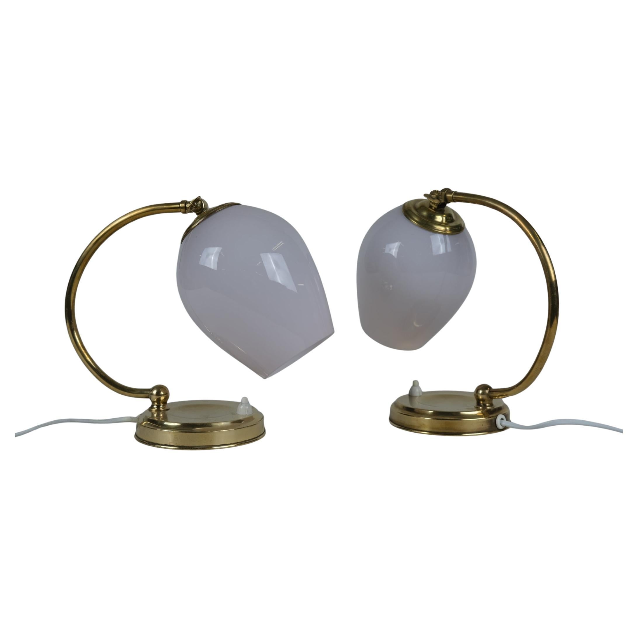 Paire de lampes de table en laiton et verre du milieu du siècle, modèle EV 52, Itsu, années 1950