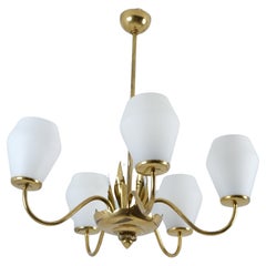 Finnische Mid-Century-Lampe im finnischen Design aus Messing und Opalschirmen, 1950er Jahre