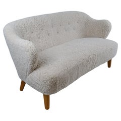 Flemming Lassen Ingeborg Sofa aus Buche und glänzendem, beigefarbenem Schafsfell, Asko 1950er Jahre
