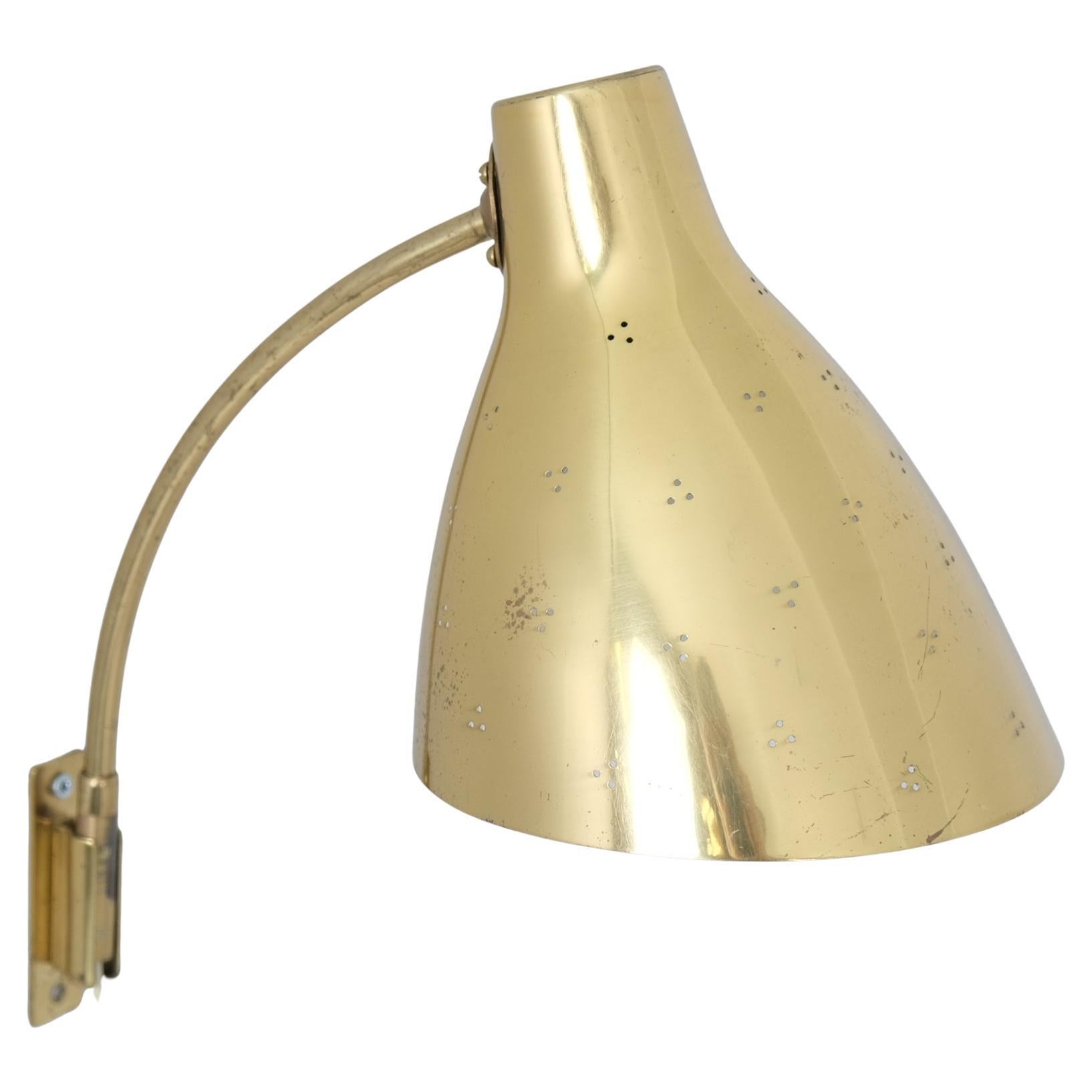 Lisa Johansson-Papé Lámpara de pared orientable 50-055 de latón perforado, Orno Años 50