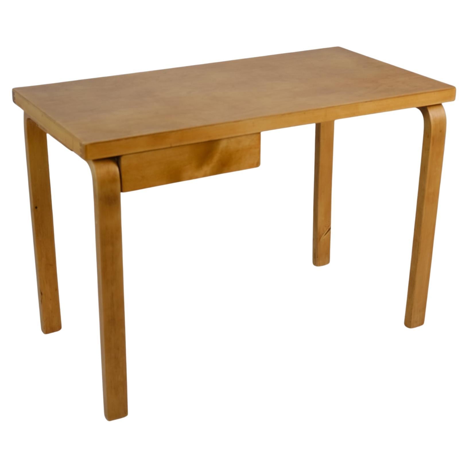 Mesa de escritorio Alvar Aalto Modelo K81 de abedul, Artek Años 40