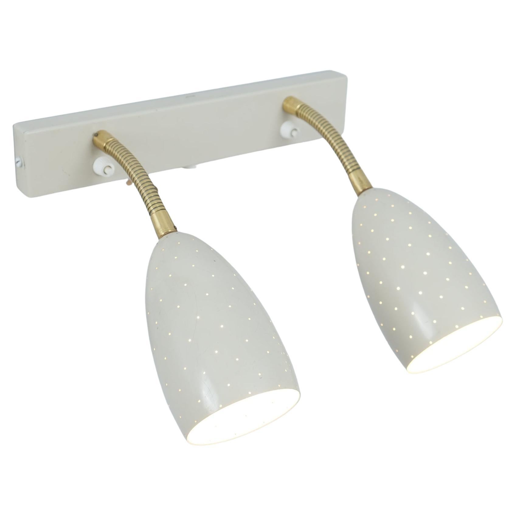 Lampe murale réglable Itsu modèle EY 56 en métal perforé blanc Finlande années 1950 en vente