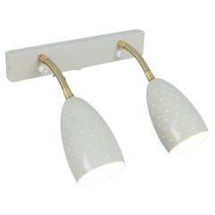 Lampada da parete regolabile Itsu Modello EY 56 in metallo traforato bianco Finlandia 1950s