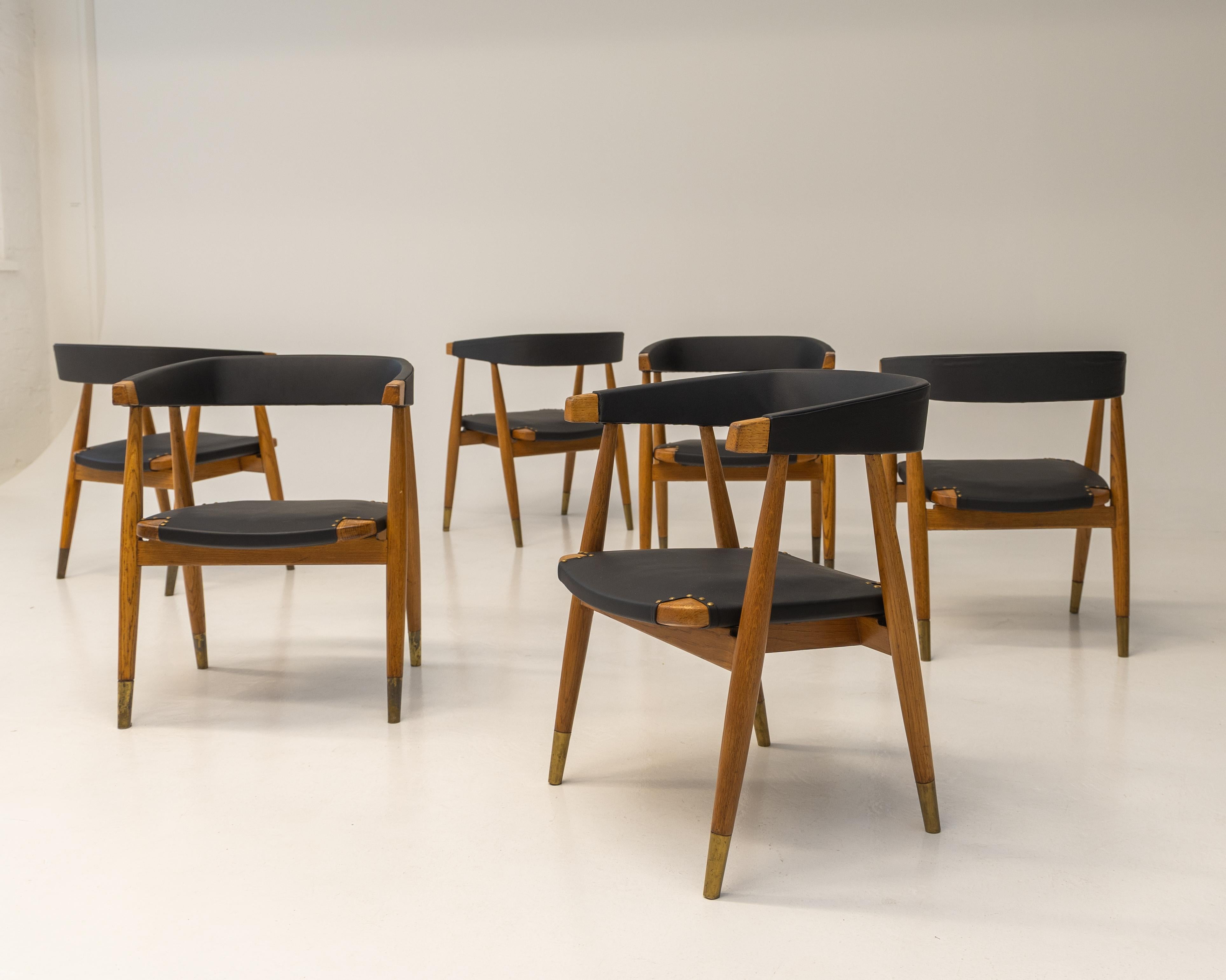 Ensemble de 8 chaises de salle à manger Lasse Ollinkari en cuir noir, Finlande, années 1950 Bon état - En vente à Helsinki, FI