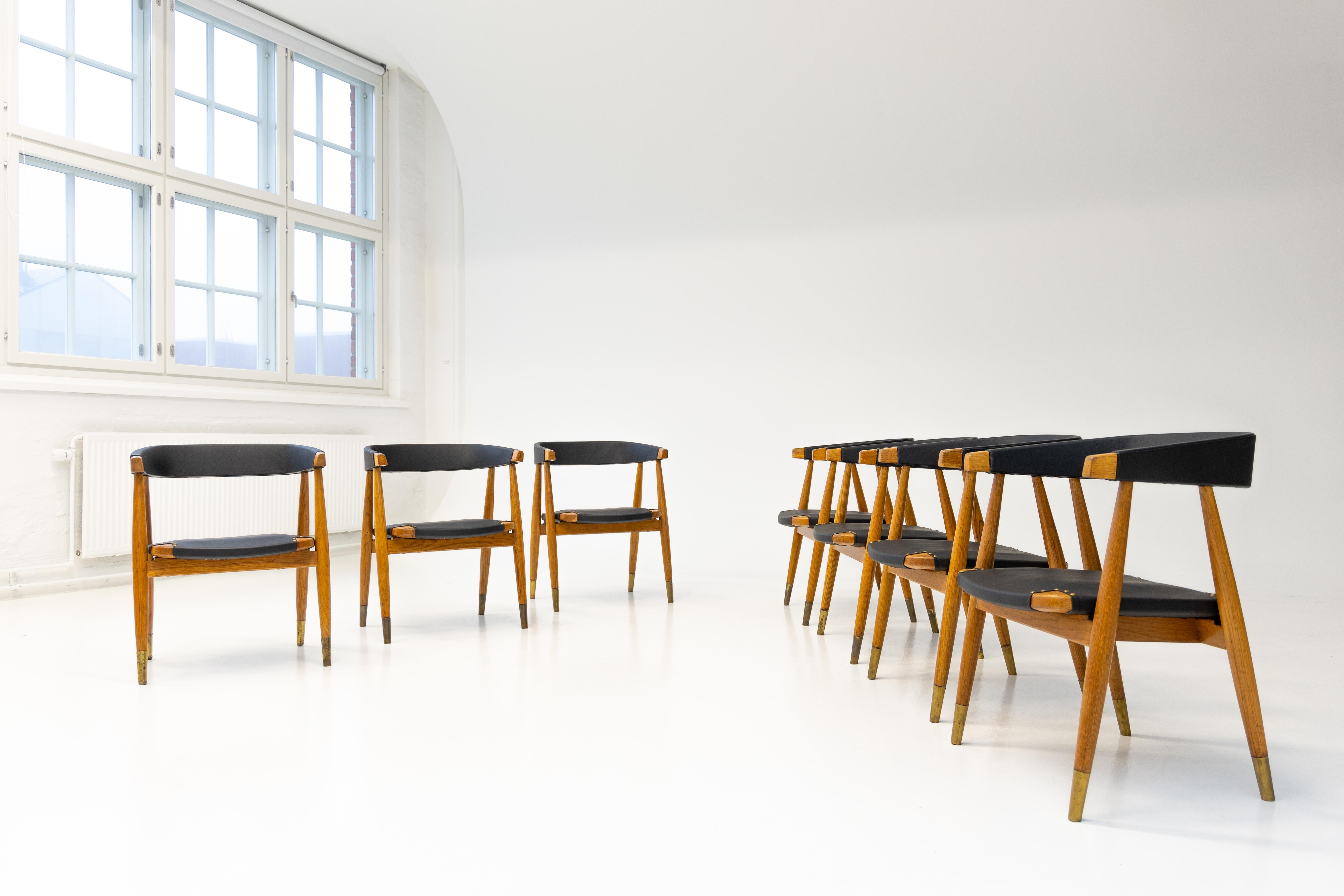 Finlandais Ensemble de 8 chaises de salle à manger Lasse Ollinkari en cuir noir, Finlande, années 1950 en vente