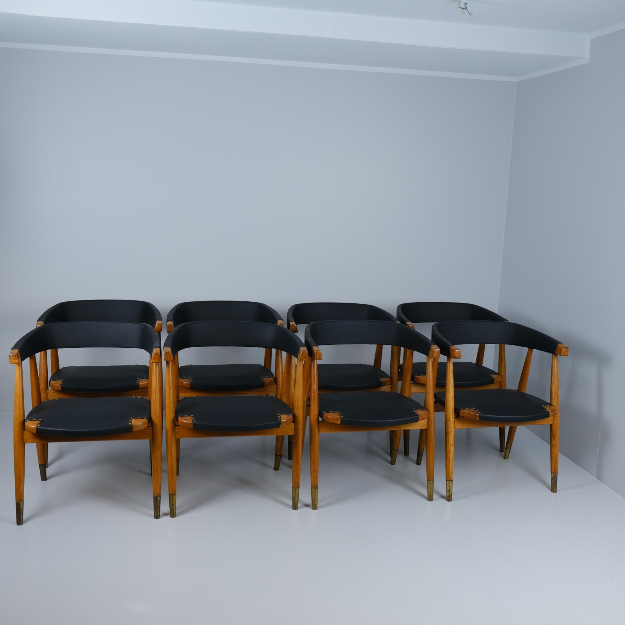 Milieu du XXe siècle Ensemble de 8 chaises de salle à manger Lasse Ollinkari en cuir noir, Finlande, années 1950 en vente