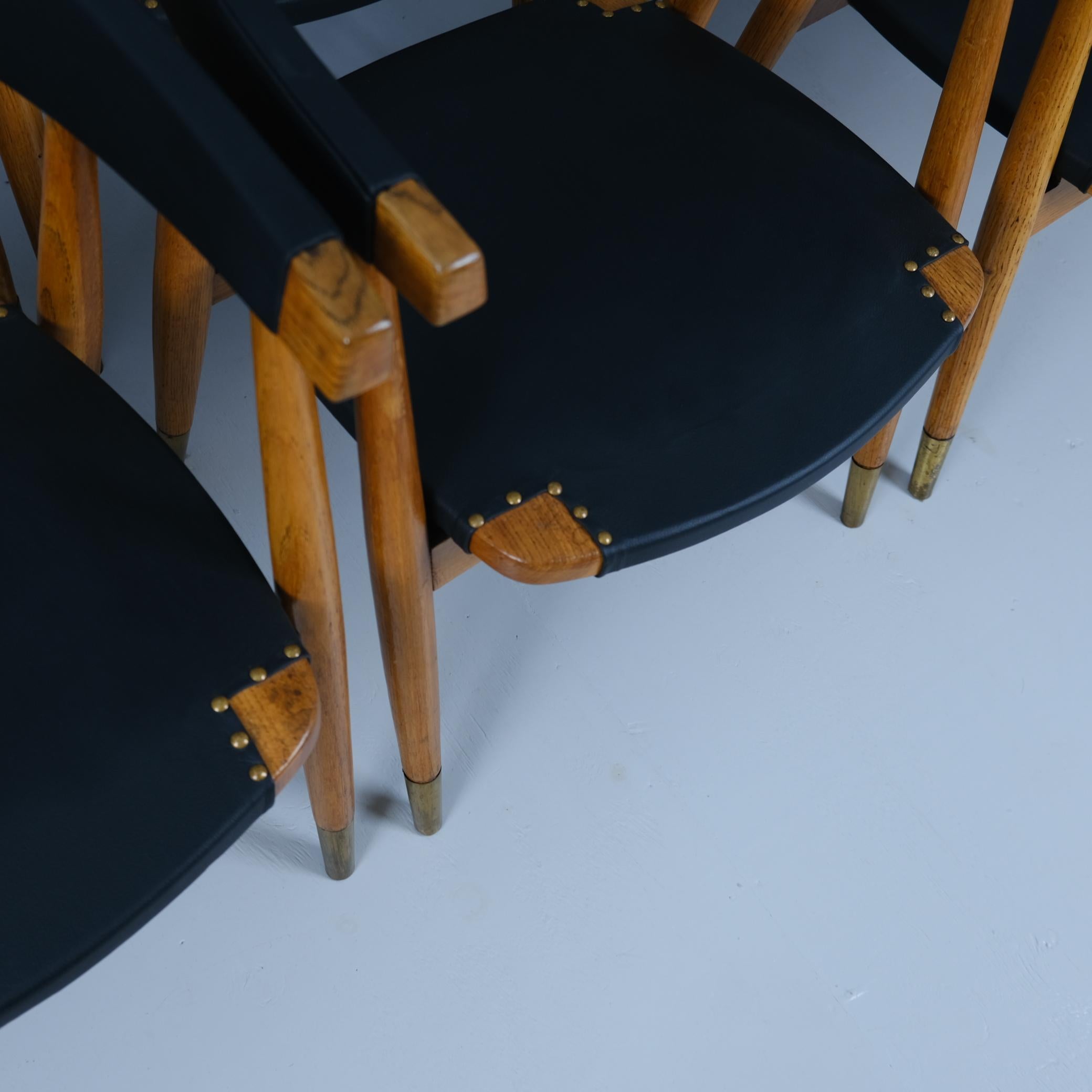 Laiton Ensemble de 8 chaises de salle à manger Lasse Ollinkari en cuir noir, Finlande, années 1950 en vente