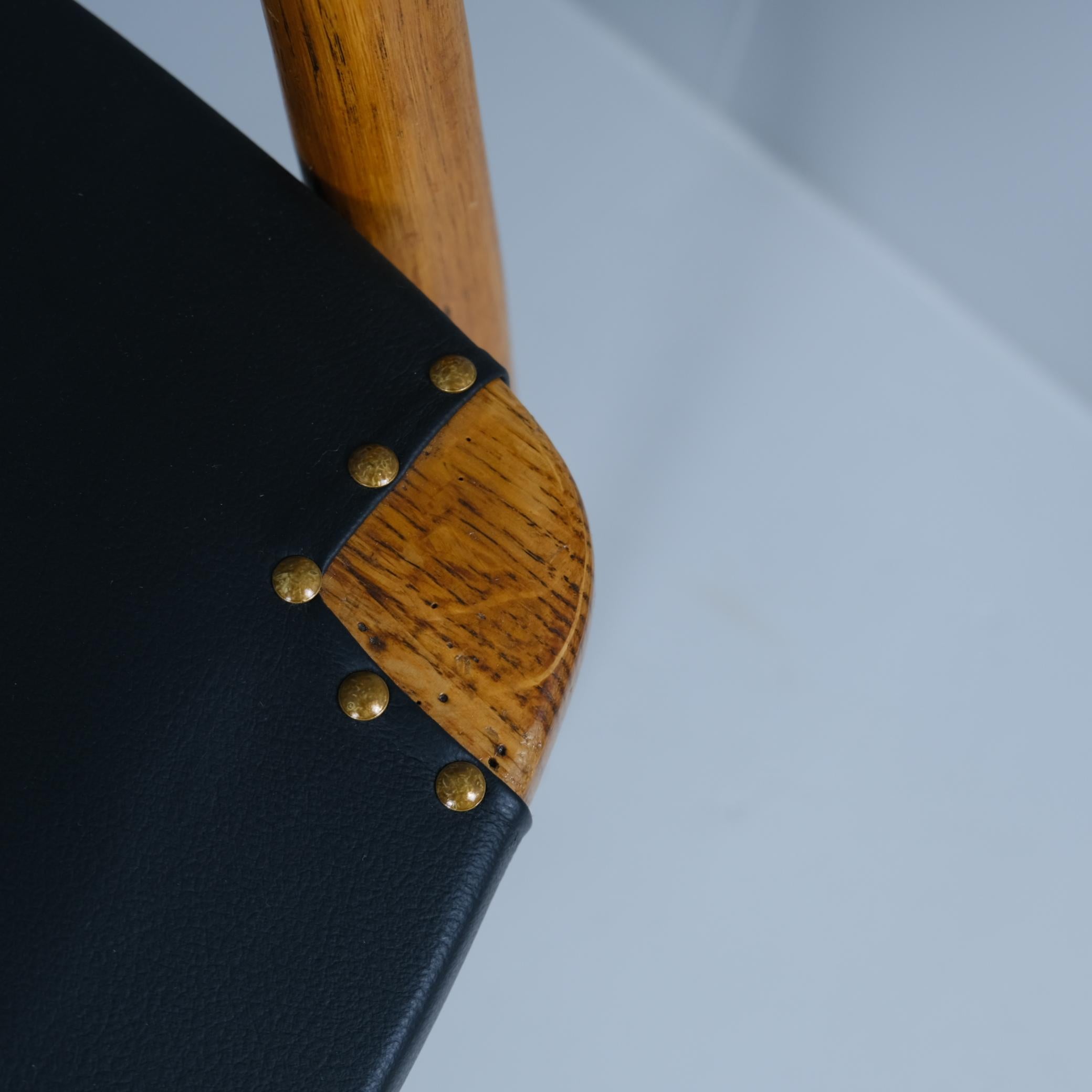 Ensemble de 8 chaises de salle à manger Lasse Ollinkari en cuir noir, Finlande, années 1950 en vente 3