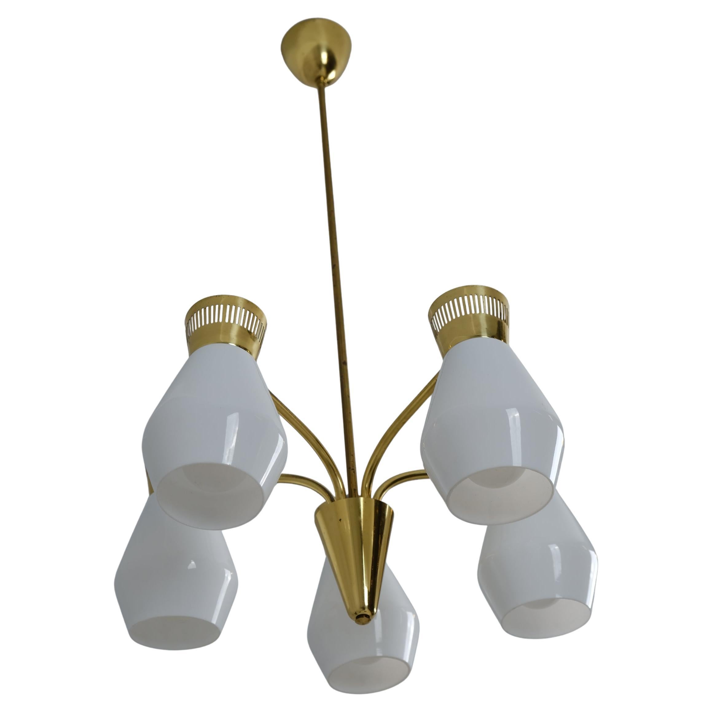 Lampada da soffitto Itsu di metà secolo modello ER 103/5 in ottone e opalina, Finlandia, anni '50