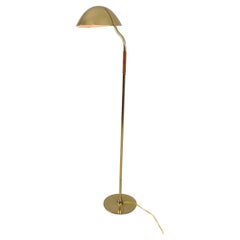 Lampadaire en laiton perforé et cuir Paavo Tynell modèle 9608, Taito années 1950