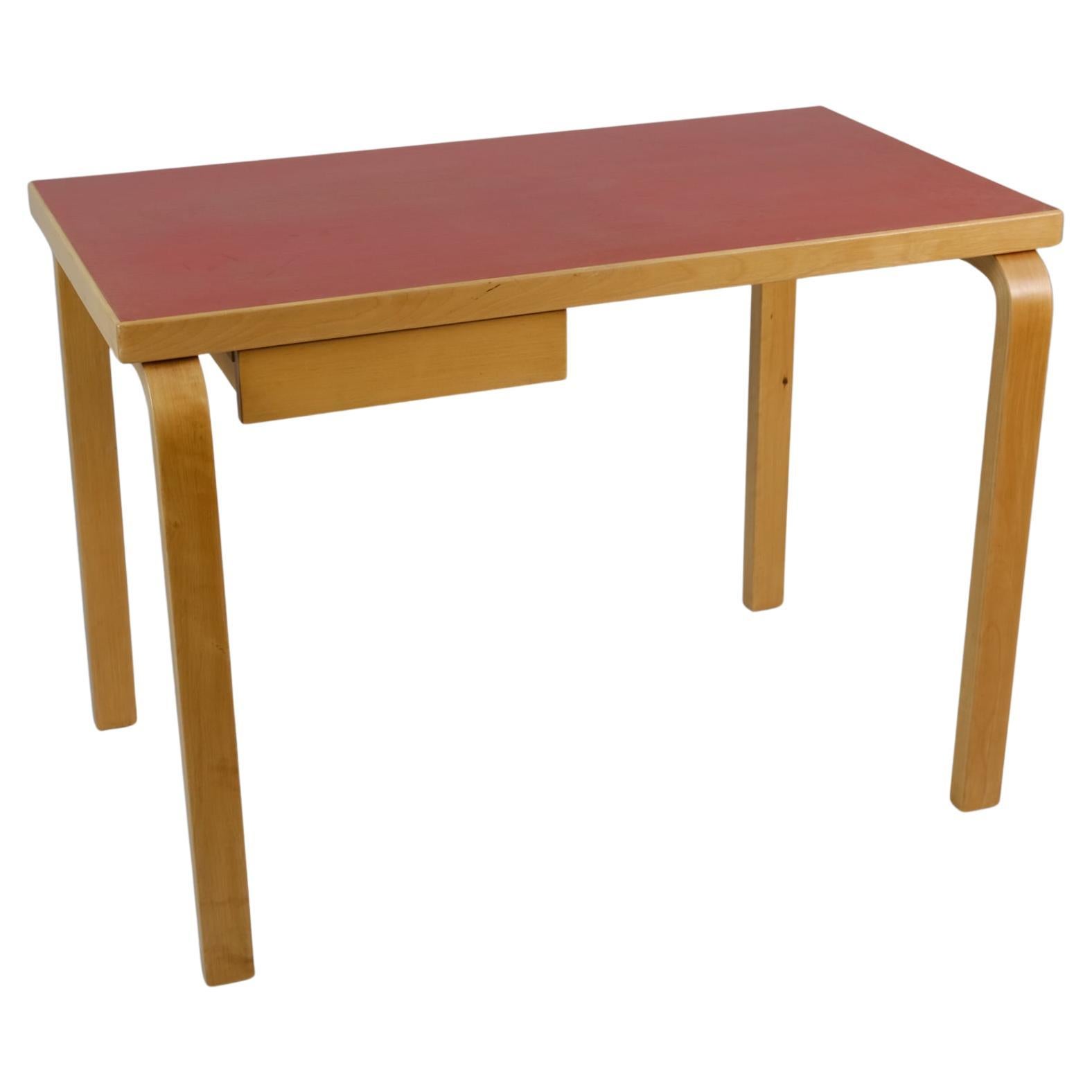 Table à écrire modèle K81 en bouleau et linoléum rouge, Artek années 1950