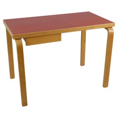 Tavolo da scrittura Alvar Aalto modello K81 in betulla e linoleum rosso, Artek anni '50