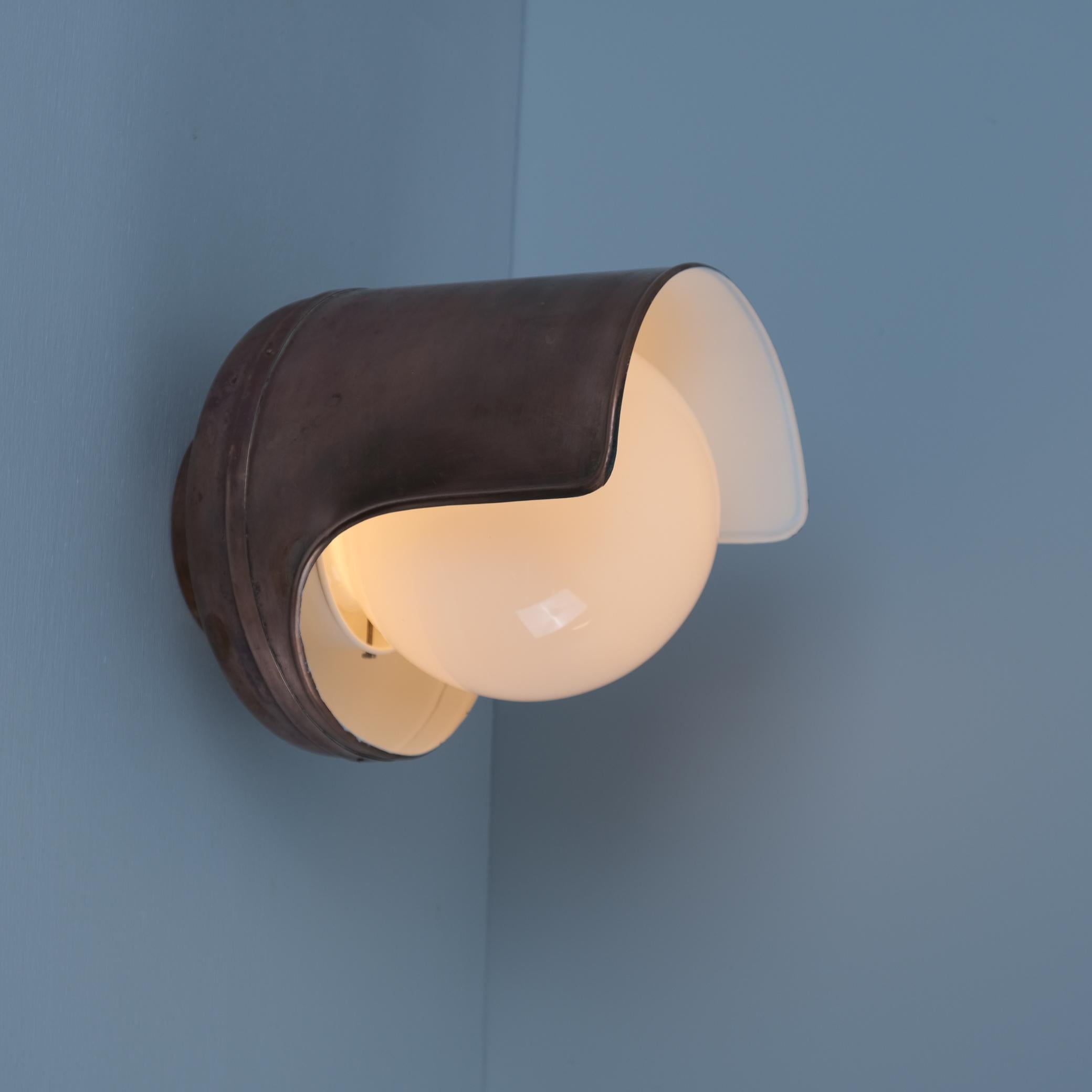 Lampada da esterno Paavo Tynell in stile industriale, in rame e vetro opalino bianco. La lampada proviene dall'edificio Ilveslinna che ospitava le luci di Paavo Tynell. Il paralume in vetro può essere facilmente rimosso per consentire una facile