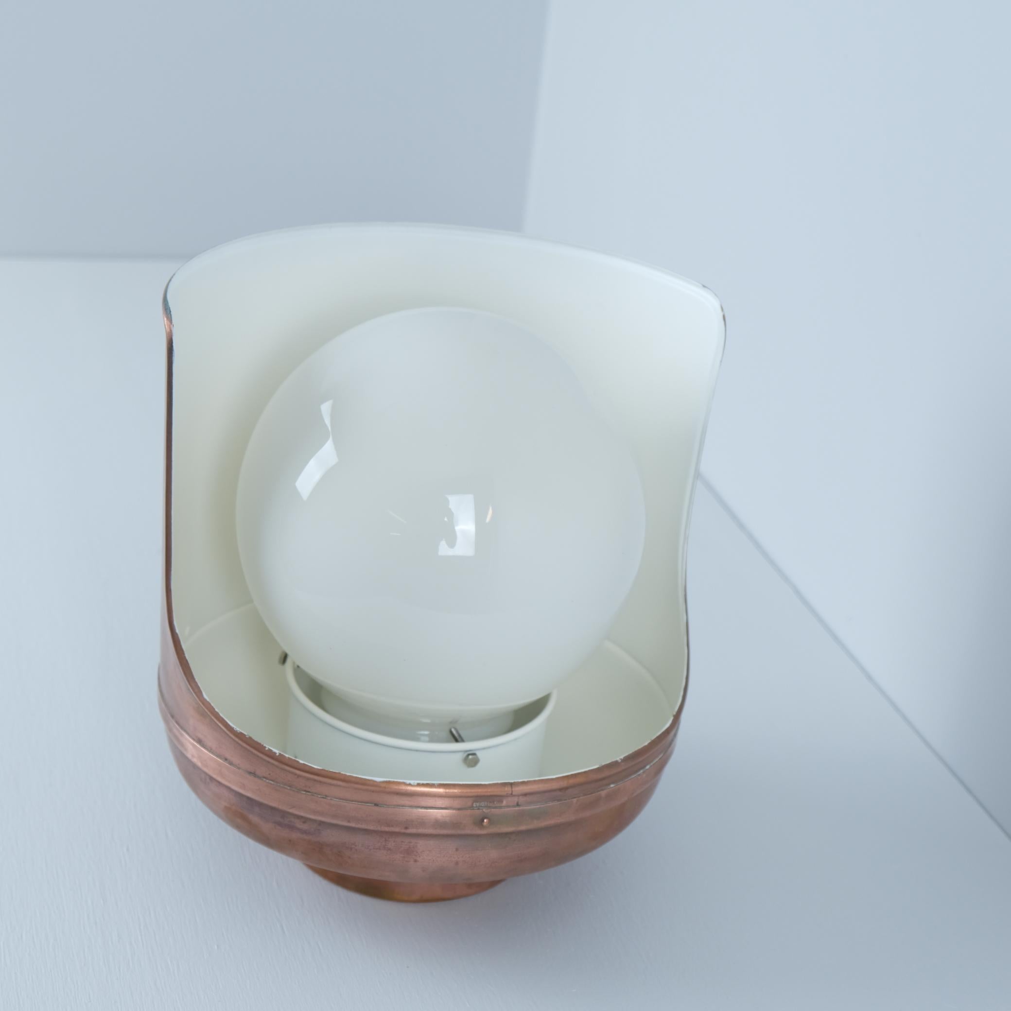 Metà XX secolo Lampada da esterno in rame e opalina Paavo Tynell Modello 7307, Taito 1930 in vendita