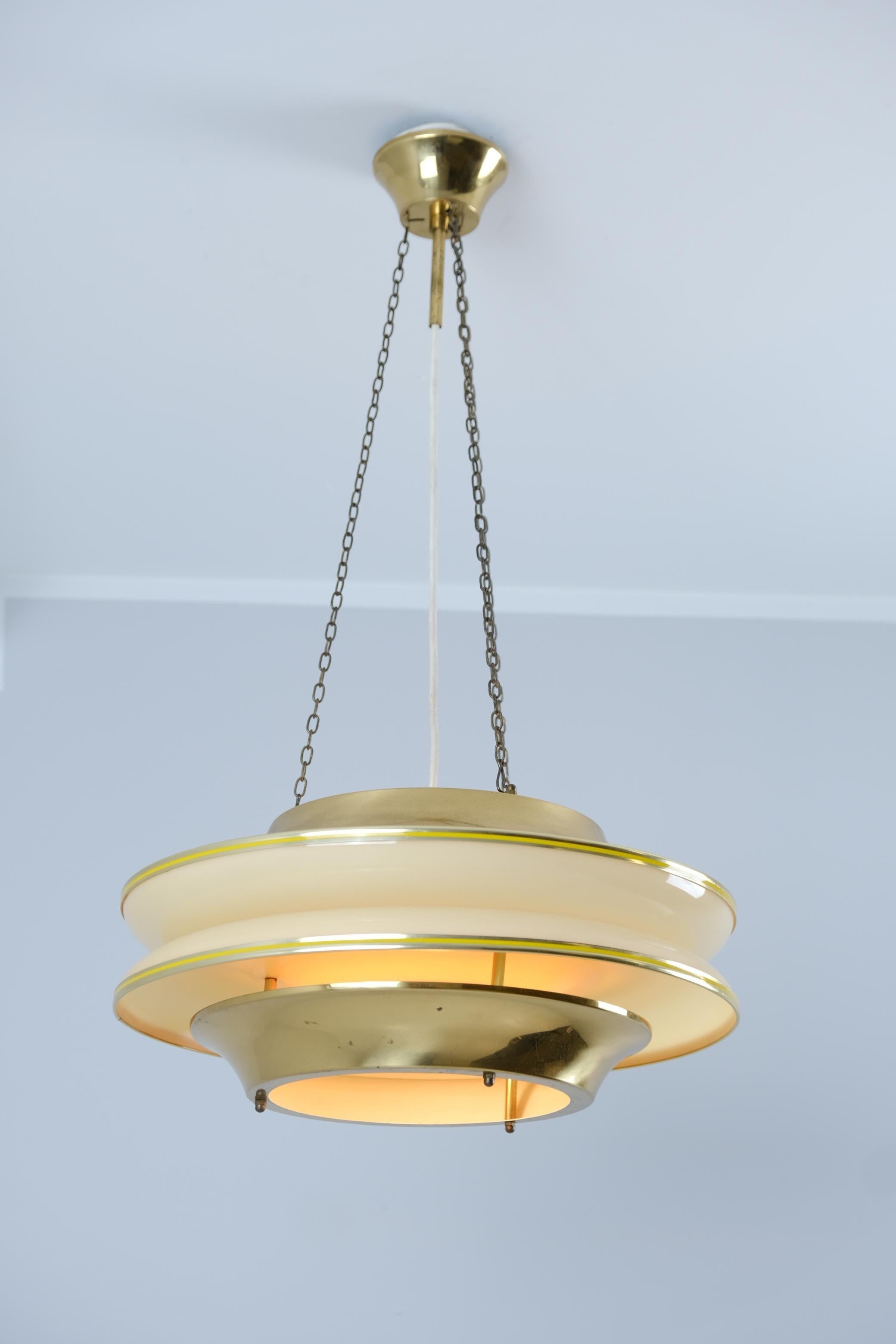 Finlandese Ciondolo da soffitto modernista a doghe Kai Ruokonen in ottone e beige, Lynx 1970s in vendita