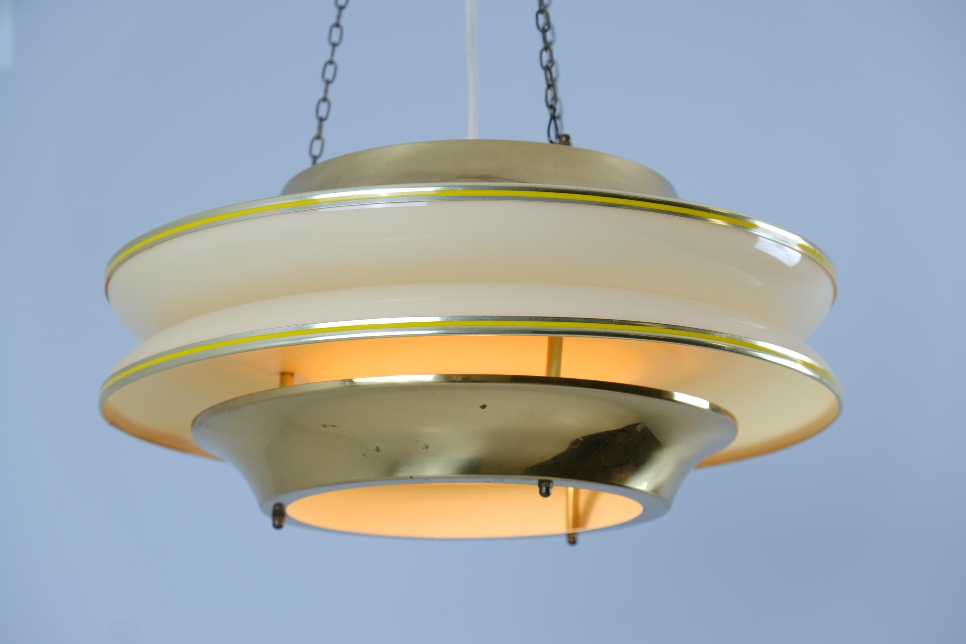 Fine XX secolo Ciondolo da soffitto modernista a doghe Kai Ruokonen in ottone e beige, Lynx 1970s in vendita