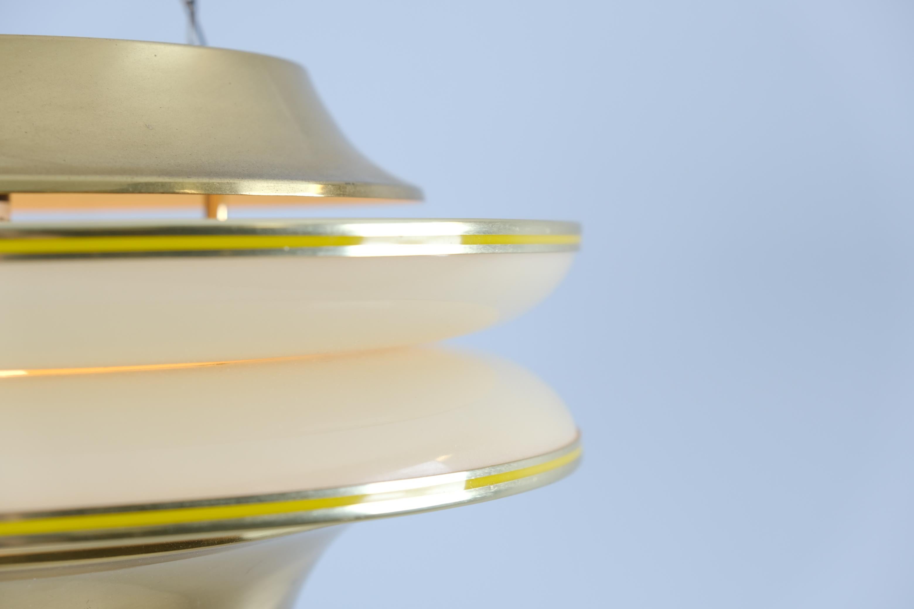 Ottone Ciondolo da soffitto modernista a doghe Kai Ruokonen in ottone e beige, Lynx 1970s in vendita