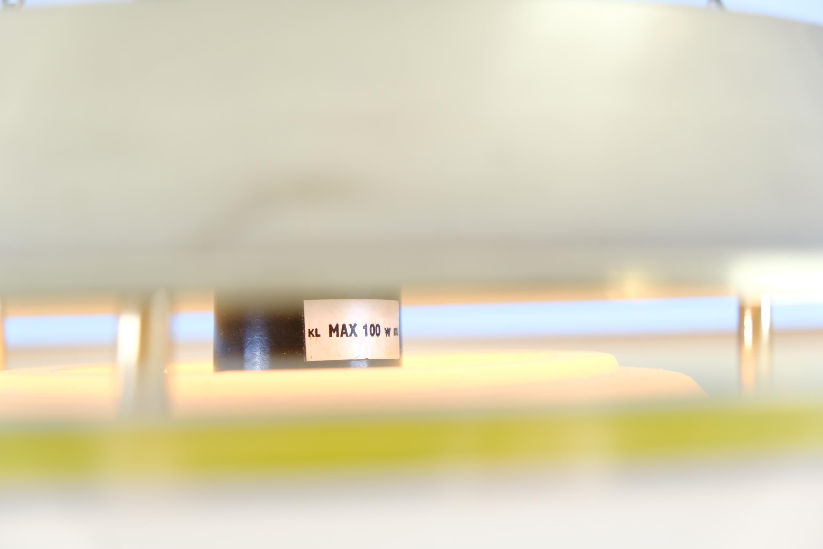Ciondolo da soffitto modernista a doghe Kai Ruokonen in ottone e beige, Lynx 1970s in vendita 1